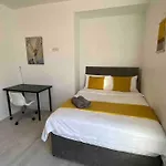 Free Parking - Near Coop Live, Etihad - Comfy 3-bed House In Hébergement de vacances