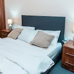 Entire 2 Bedroom And 2 Bathroom In -free Underground Parking * Manchester