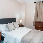 Entire 2 Bedroom And 2 Bathroom In -free Underground Parking Apartmán *
