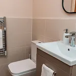 Entire 2 Bedroom And 2 Bathroom In -free Underground Parking Apartmán