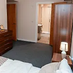 Entire 2 Bedroom And 2 Bathroom In -free Underground Parking Apartmán *