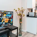 Entire 2 Bedroom And 2 Bathroom In -free Underground Parking *
