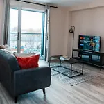 Entire 2 Bedroom And 2 Bathroom In -free Underground Parking * Manchester