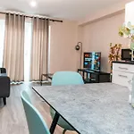 Apartment Entire 2 Bedroom And 2 Bathroom In -free Underground Parking