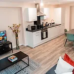 Entire 2 Bedroom And 2 Bathroom In -free Underground Parking Apartmán *