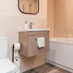 Entire 2 Bedroom And 2 Bathroom In -free Underground Parking Apartment *