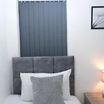 Etihcity - 3 Bedroom Semi - Free Parking Near Etihad Stadium, Tourist Attractions, Centre, Transport And Motorway Links Next To Mcdonald's - Sky N Netflix Holiday home *