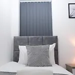 Holiday home Etihcity - 3 Bedroom Semi - Free Parking Near Etihad Stadium, Tourist Attractions, Centre, Transport And Motorway Links Next To Mcdonald's - Sky N Netflix