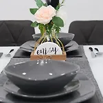 Holiday home Etihcity - 3 Bedroom Semi - Free Parking Near Etihad Stadium, Tourist Attractions, Centre, Transport And Motorway Links Next To Mcdonald's - Sky N Netflix Manchester