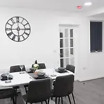 Etihcity - 3 Bedroom Semi - Free Parking Near Etihad Stadium, Tourist Attractions, Centre, Transport And Motorway Links Next To Mcdonald's - Sky N Netflix Holiday home *