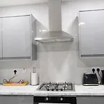 Holiday home Etihcity - 3 Bedroom Semi - Free Parking Near Etihad Stadium, Tourist Attractions, Centre, Transport And Motorway Links Next To Mcdonald's - Sky N Netflix