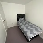 Spacious & Lovely 4 Bedroom In Holiday home