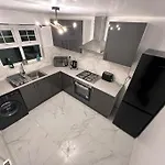 Spacious & Lovely 4 Bedroom In Manchester