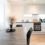 Morden 2 Bed - Old Trafford Apartmán *