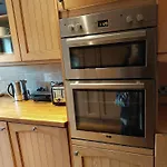 Dobcross Close Apartmán *