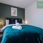 Modern 5 Bedroom House In By Purestay - Short With Service & Free Parking Manchester