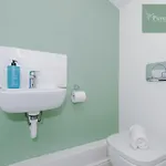 Modern 5 Bedroom House In By Purestay - Short With Service & Free Parking Hébergement de vacances
