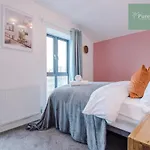 Modern 5 Bedroom House In By Purestay - Short With Service & Free Parking *