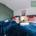Modern 5 Bedroom House In By Purestay - Short With Service & Free Parking