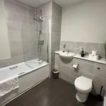 Апартаменты Large 2 Bed With Balcony And Sofa Bed Sleeps 6 Манчестер