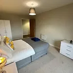 Large 2 Bed With Balcony And Sofa Bed Sleeps 6 Апартаменты