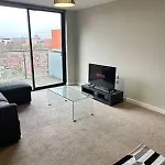 Апартаменты Large 2 Bed With Balcony And Sofa Bed Sleeps 6 Манчестер