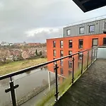 Large 2 Bed With Balcony And Sofa Bed Sleeps 6 Апартаменты *