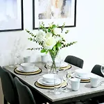 By Bevolve - Centre Apartment