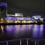 Luxury 2 Bed On River, Wifi, Parking, Garden Apartment *