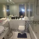 Luxury 2 Bed On River, Wifi, Parking, Garden *
