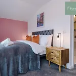 Modern 5 Bedroom House In By Purestay - Short With Service & Free Parking