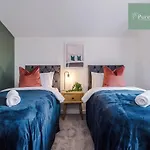 Modern 5 Bedroom House In By Purestay - Short With Service & Free Parking *