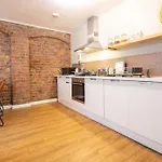 High Street Town House 4*