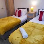 Luxury 2 Bed On River, Wifi, Parking, Garden Apartment