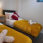 Luxury 2 Bed On River, Wifi, Parking, Garden Apartment *