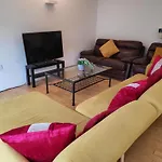 Luxury 2 Bed On River, Wifi, Parking, Garden Apartment Manchester