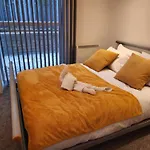Apartment Luxury 2 Bed On River, Wifi, Parking, Garden Manchester