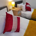 Luxury 2 Bed On River, Wifi, Parking, Garden Manchester