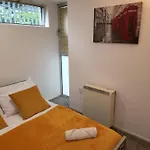 Luxury 2 Bed On River, Wifi, Parking, Garden Apartment *