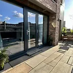 Lux Livin' - Luxury 2 Bed With Sky Garden *