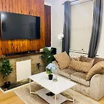 Апартаменты Cozy 3br Urban Oasis In The Hub *