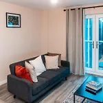 Apartmán Entire 2 Bedroom And 2 Bathroom In -free Underground Parking