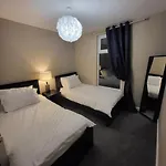 Feriehus 4 Bedrooms, 8 Min To City!