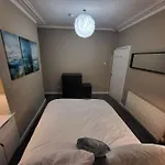 Feriehus 4 Bedrooms, 8 Min To City! *