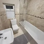 4 Bedrooms, 8 Min To City! * Manchester