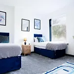Holiday home 3-bed House In Near Old Trafford *
