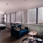 Zeni, Alexandra Rise Fab Apartment