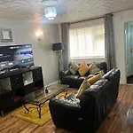 Charming 2-bedroom In Apartmán