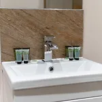 Modern 1 Bedroom In Apartment