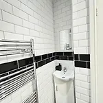 Lovely 5br In Manchester. Close To The Apartment *